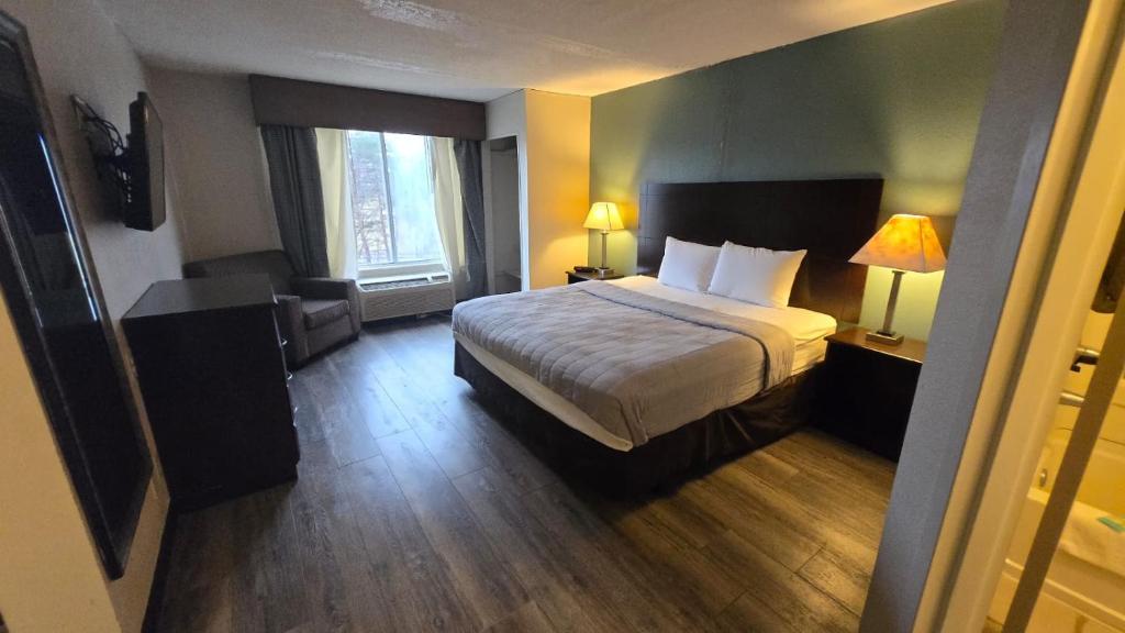 Postel nebo postele na pokoji v ubytování Copley Inn & Suites By OYO Akron OH