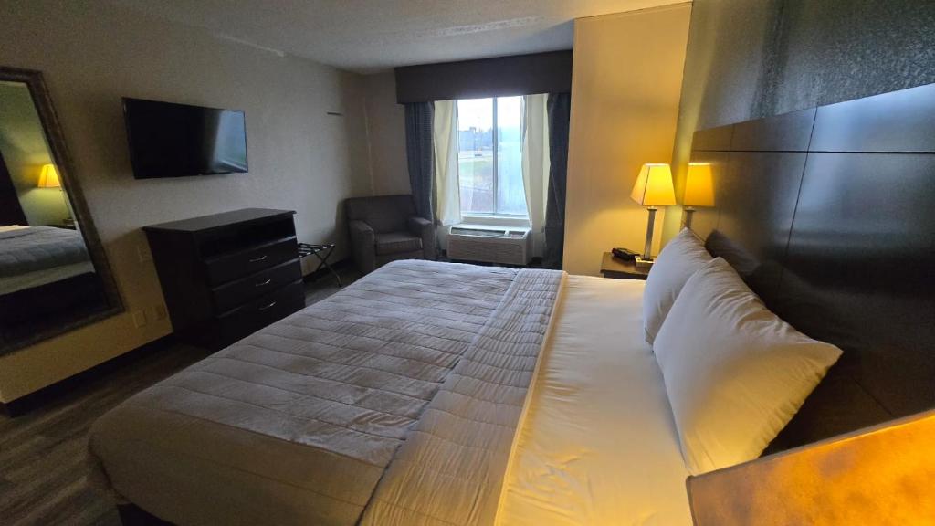 Postel nebo postele na pokoji v ubytování Copley Inn & Suites By OYO Akron OH