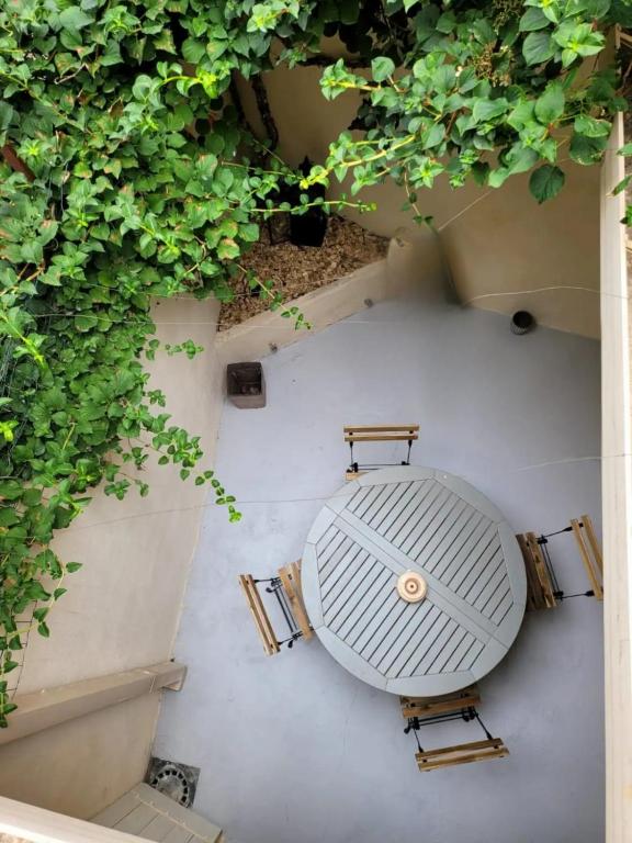 une vue aérienne d'une table et de chaises dans l'établissement Maison de ville Intramuros en Duplex avec Patio, à Avignon