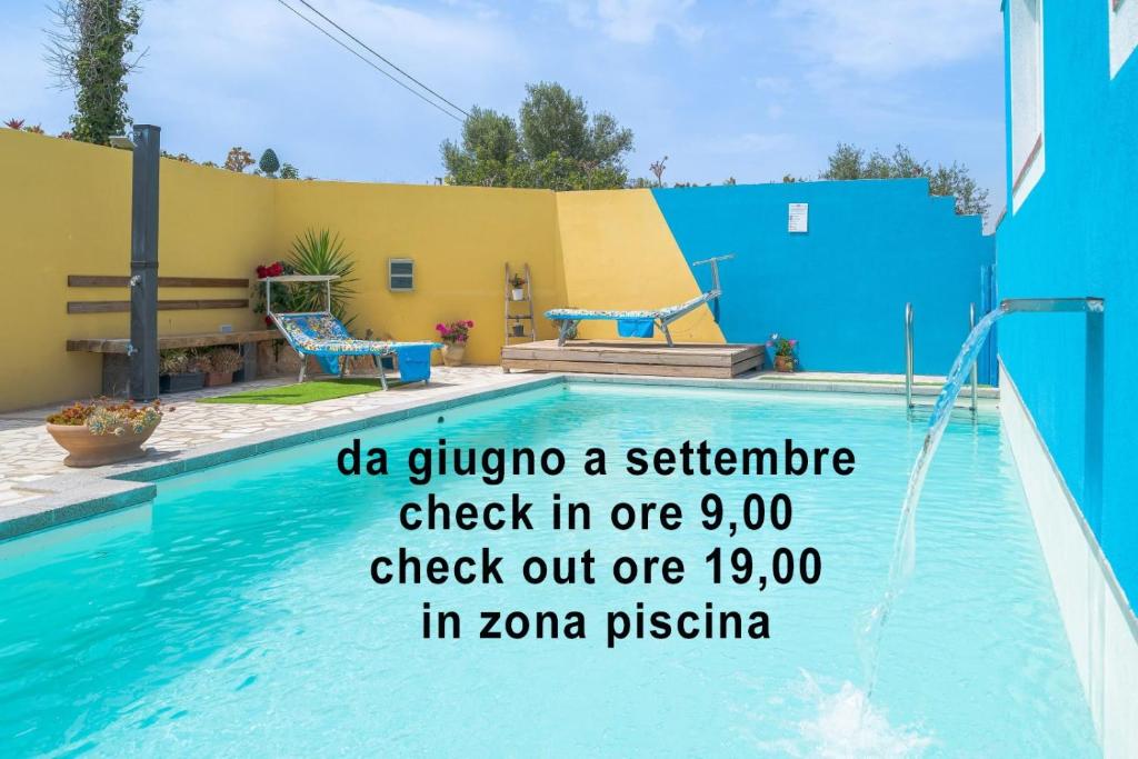 Bazén v ubytovaní La Cascina Di Barone alebo v jeho blízkosti