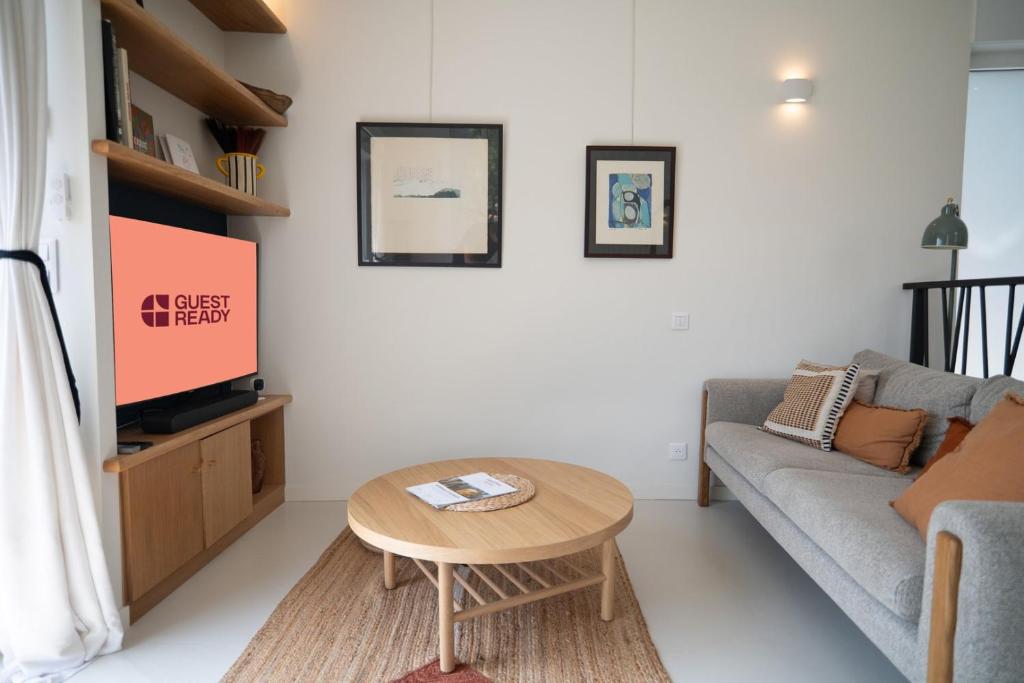 un salon avec un canapé et une table dans l'établissement GuestReady - Spacious Comfort with Sunny Garden, à Nice