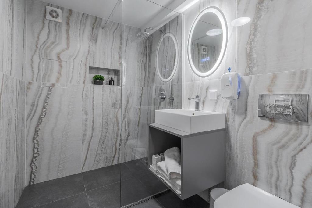 Koupelna v ubytování Oasis Rooms