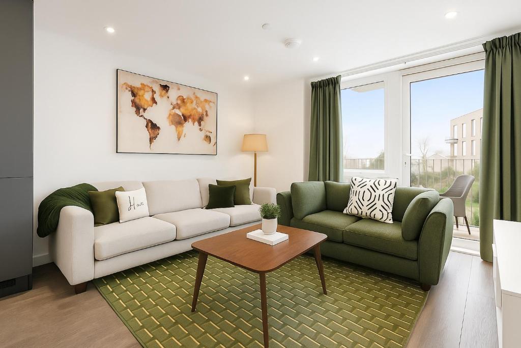 un soggiorno con un divano e un tavolo di Mill Hill 2 Bed Apartment a Mill Hill