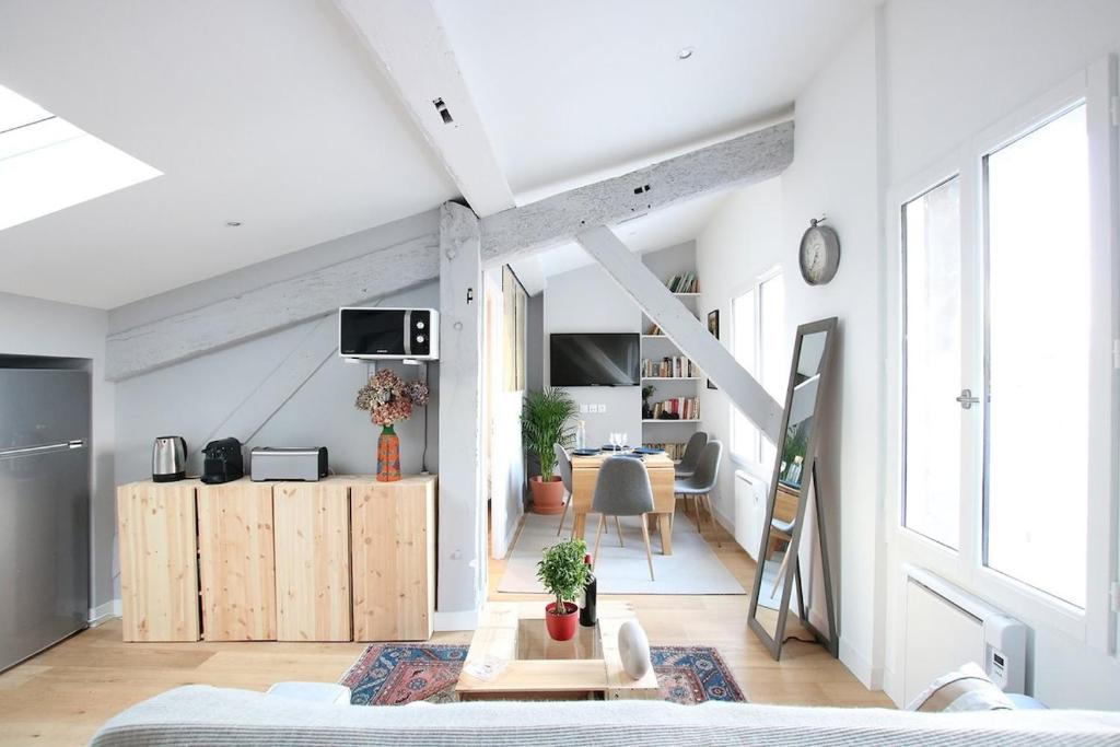 un salon avec un lit et une salle à manger dans l'établissement Grand Théâtre Apartment, à Bordeaux