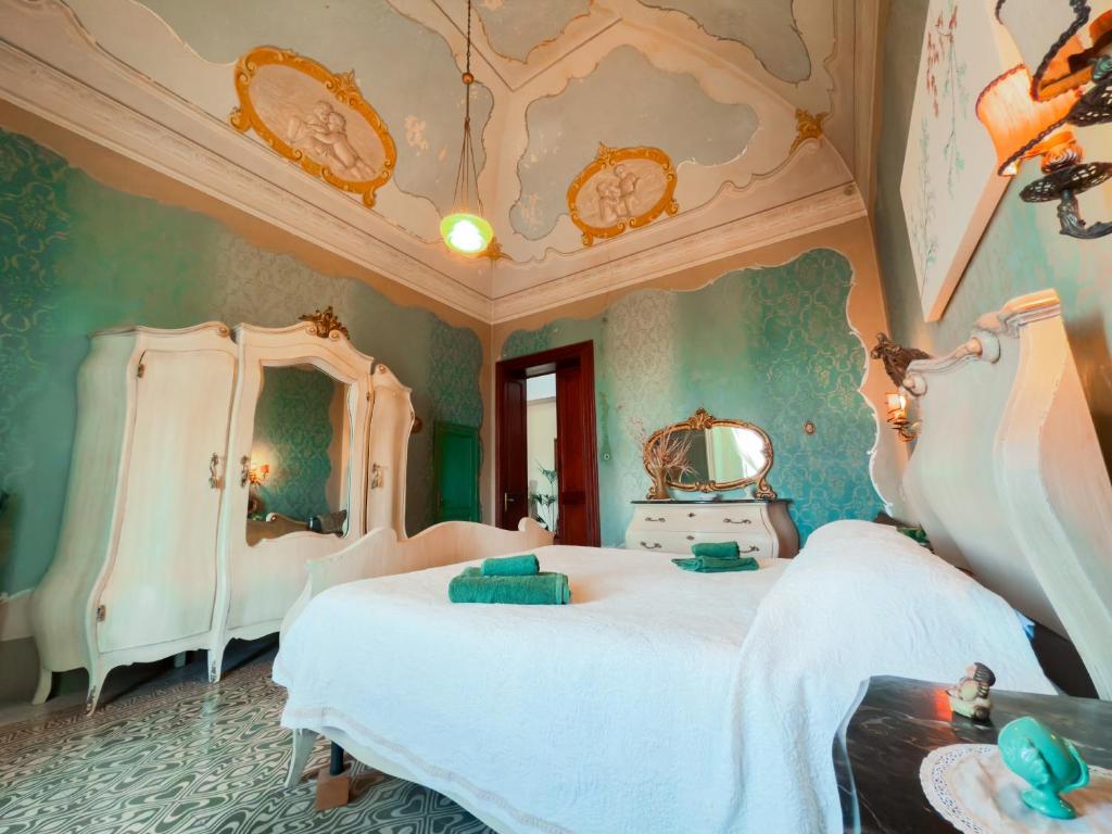 Postel nebo postele na pokoji v ubytování Palazzo Sabella Tommasi