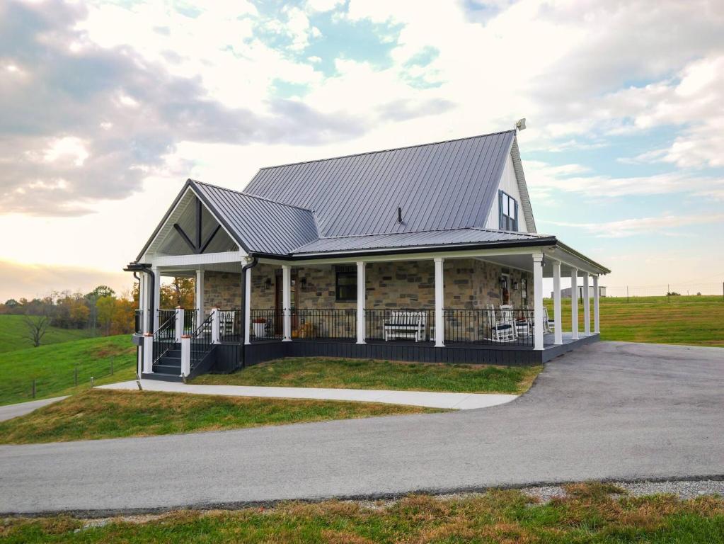 a large house with a gambrel roof at Peletah Escape – Peaceful Bluegrass Getaway in Waddy