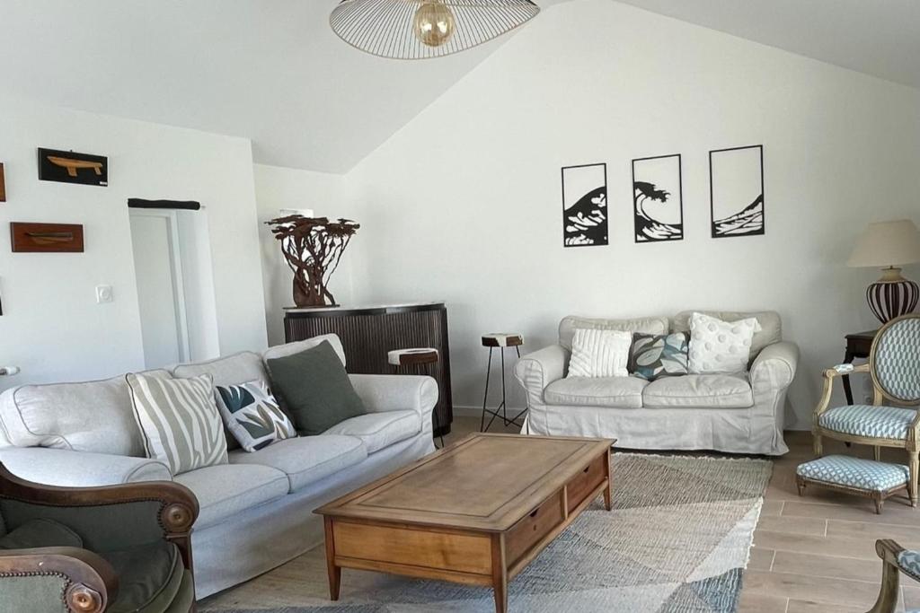 un salon avec deux canapés et une table basse dans l'établissement Spacious house near the beach Saint-Lunaire, à Saint-Lunaire