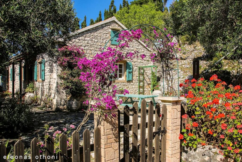 Κήπος έξω από το ELEONAS Othoni