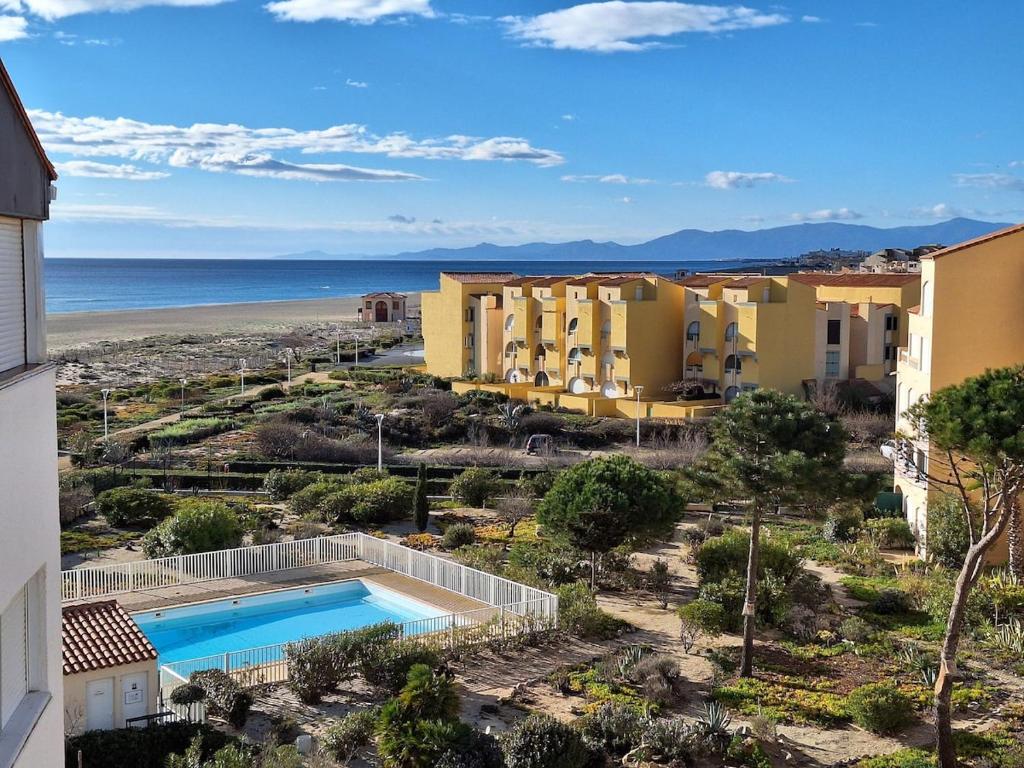 une vue aérienne d'un complexe hôtelier avec piscine et plage dans l'établissement vue mer et montagne, accès direct plage, à Leucate-Plage