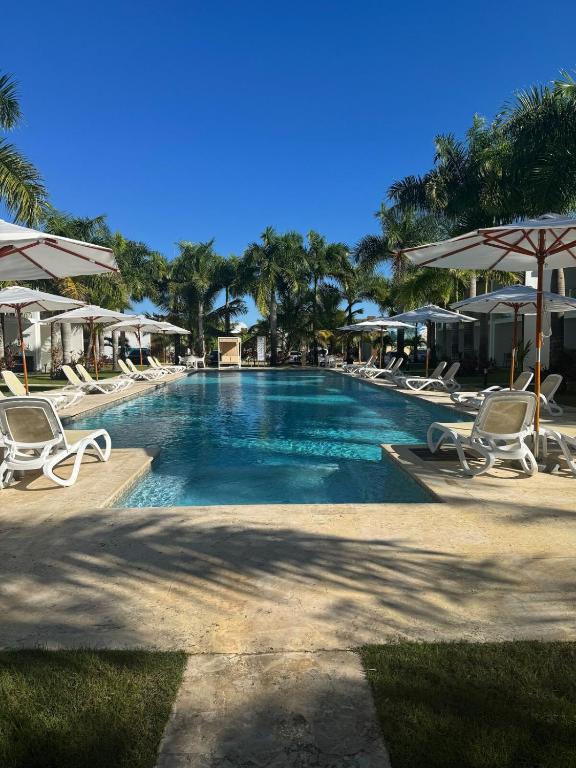 Bazén v ubytování Lujoso townhouse en Boca Chica nebo v jeho okolí