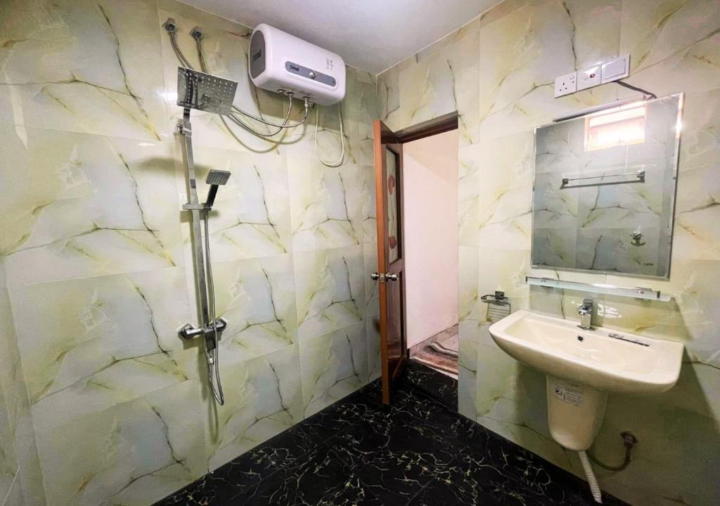 Koupelna v ubytování Sandakada Homestay
