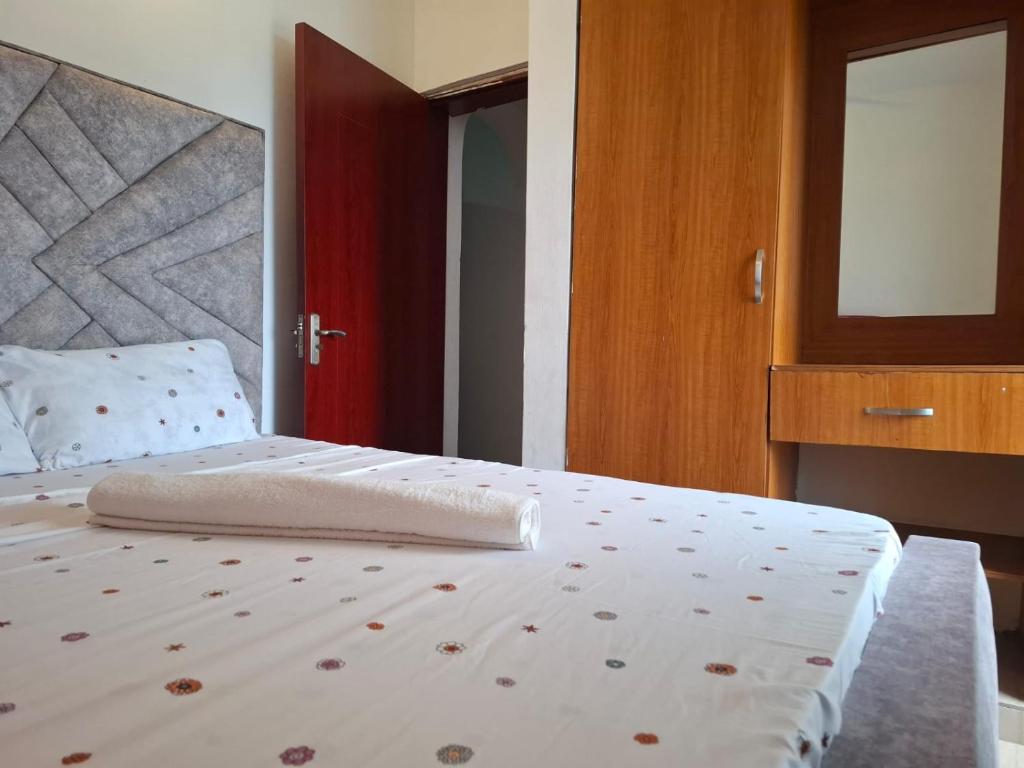 モンバサにあるAisha Luxury Apartmentsのベッドルーム1室(白いベッドカバー付)