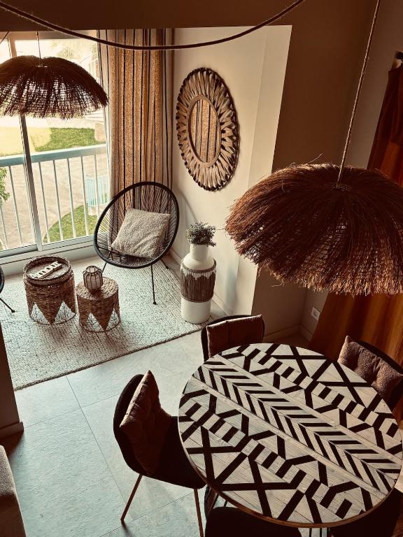 une salle à manger avec une table et des chaises et une fenêtre dans l'établissement Nid douillet pour vos vacances !, à Fréjus