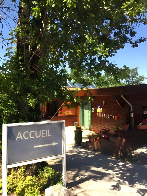 un panneau devant un bâtiment dans l'établissement Écolodge Les Sentiers du Lac - Domaine de la Gaïa, à Sorèze