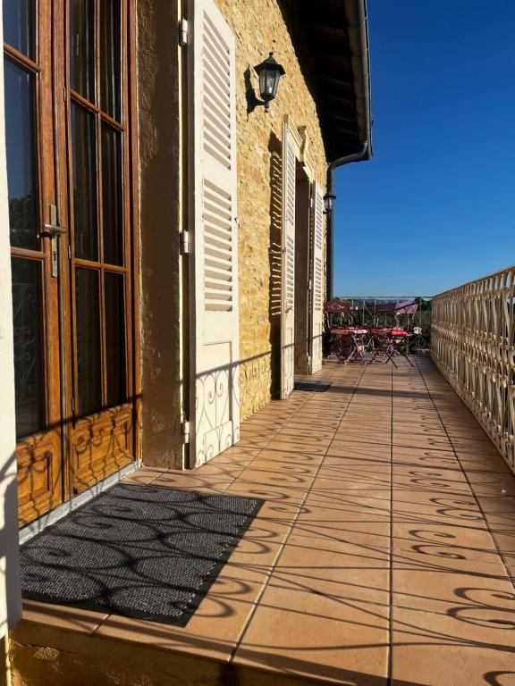 une passerelle sur le côté d'un bâtiment dans l'établissement Le Balcon Beaujolais, à Pouilly-le-Monial