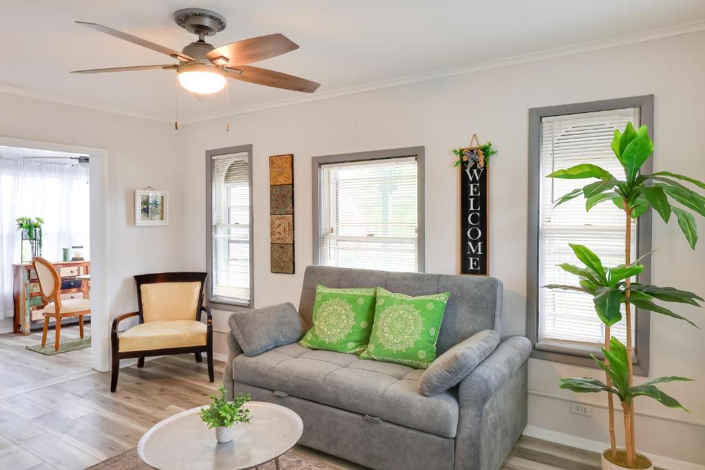 Posezení v ubytování 5 Blocks to Beach Apt with Balcony in Ocean Grove!