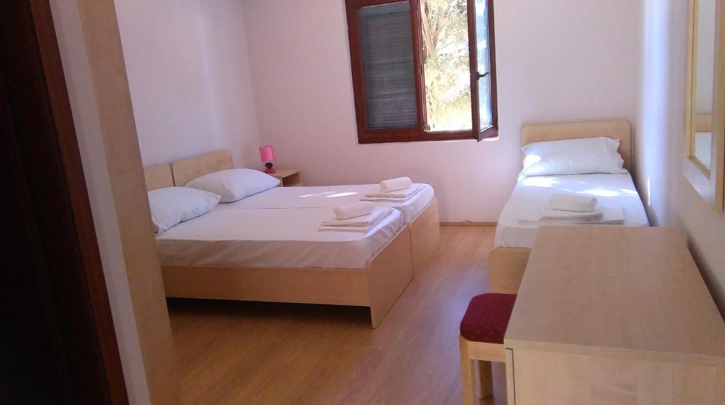 維斯的住宿－Resort Village T.N. Milna，小房间设有两张床和一张桌子