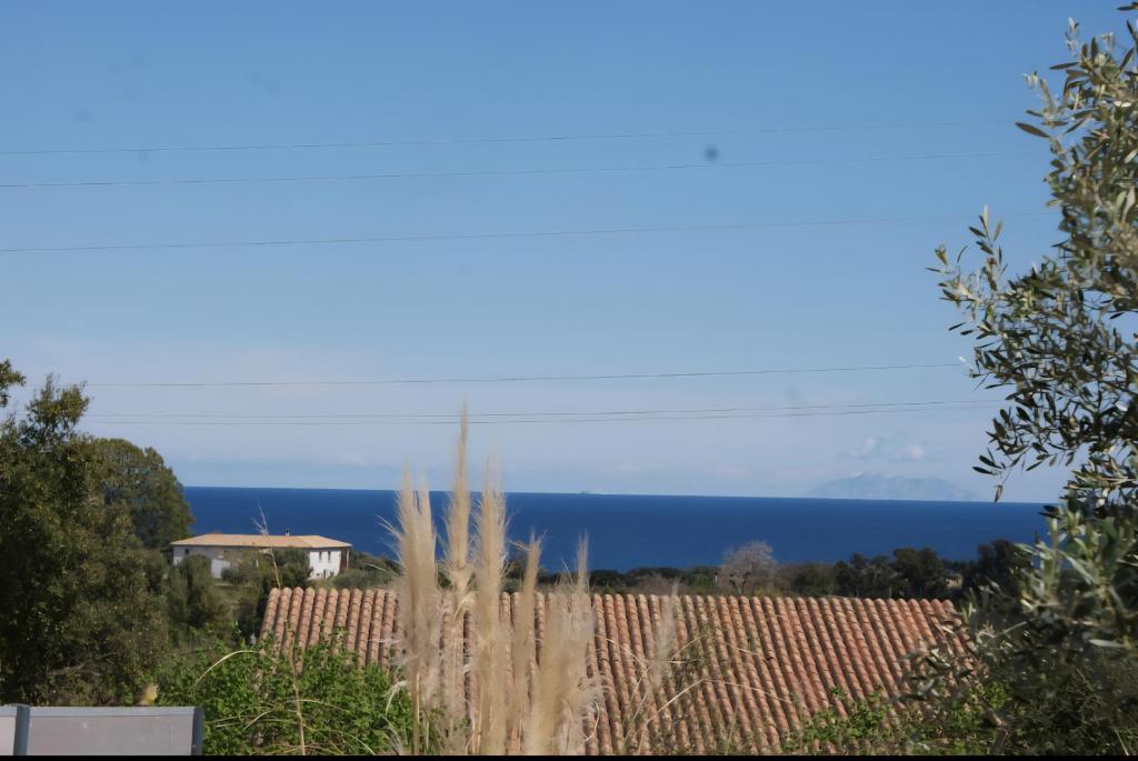 une vue sur l'océan depuis une maison dans l'établissement Villa T2 Entre mer & montagne, à Santa-Maria-Poggio
