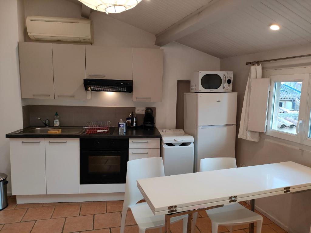 Photo de la galerie de l'établissement T2 de charme climatisé vue sur toits plein centre, à Aix-en-Provence