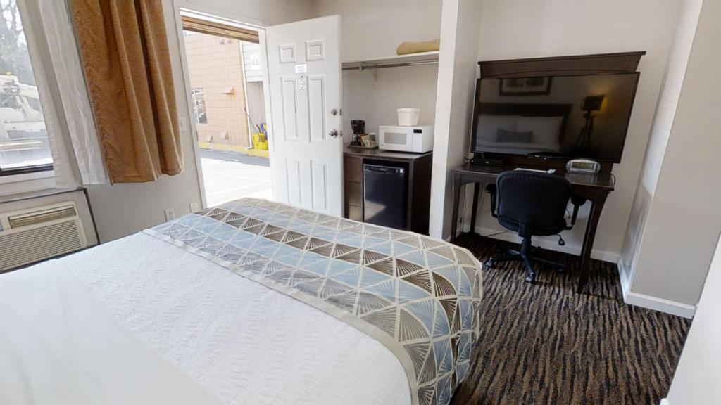 Un pat sau paturi într-o cameră la Recreation Inn and Suites Kelowna