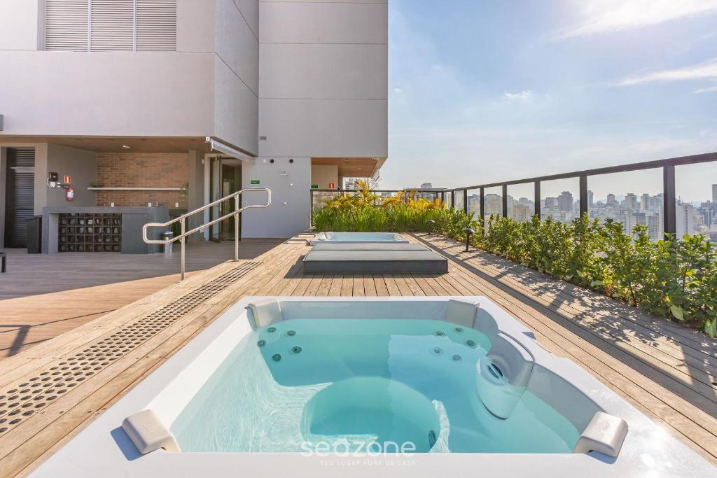 a hot tub on the roof of a building at ISC - Estúdios bem localizados em Vila Buarque, São Paulo in Sao Paulo