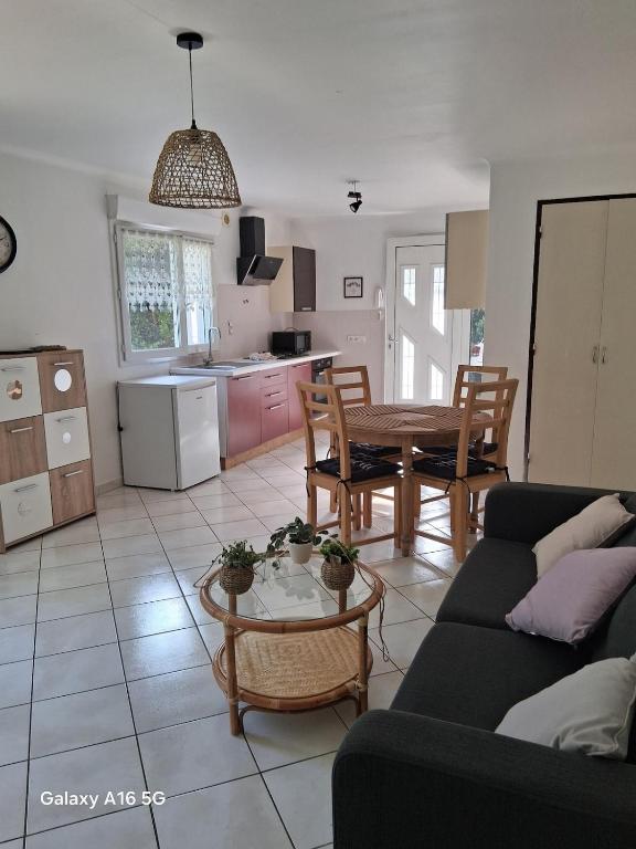 un salon avec un canapé et une table dans l'établissement Appartement plain-pied, à Piolenc