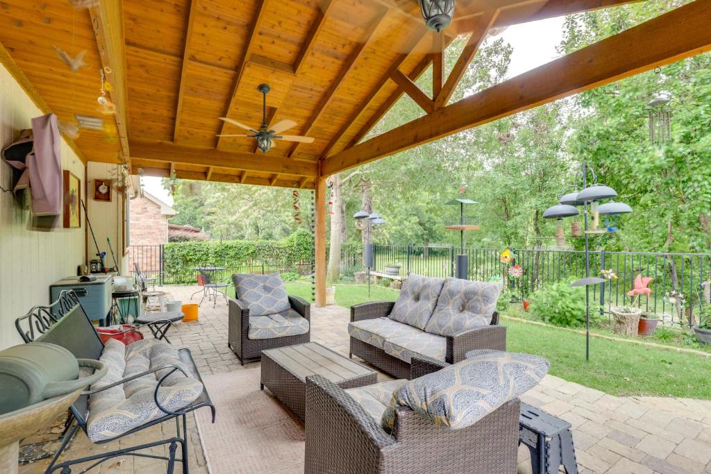 5 Mi to Lewisville Lake Couples Retreat with Yardにある庭