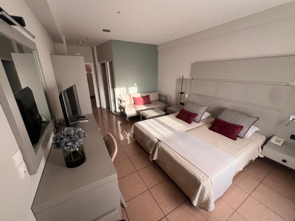 Postel nebo postele na pokoji v ubytování Theoxenia Caldera Hotel