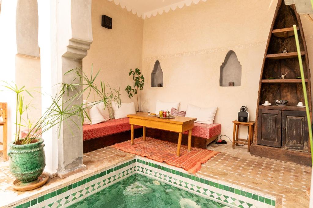 Bazén v ubytování Riad Shambala nebo v jeho okolí
