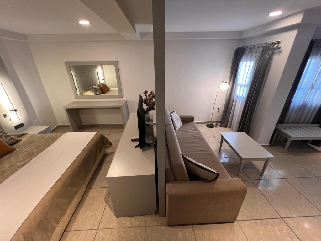 Postel nebo postele na pokoji v ubytování Theoxenia Caldera Hotel