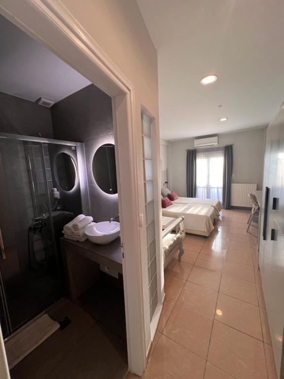 Postel nebo postele na pokoji v ubytování Theoxenia Caldera Hotel