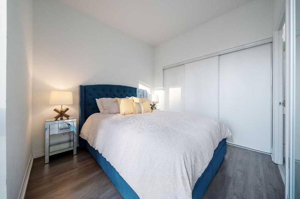 Letto o letti in una camera di RivetStays - The Jarvis