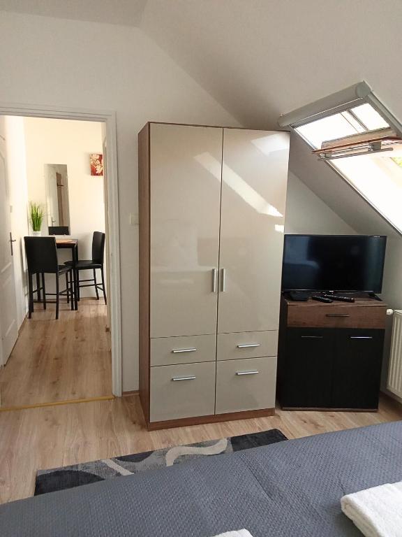 TV a/nebo společenská místnost v ubytování Orient Apartmanház