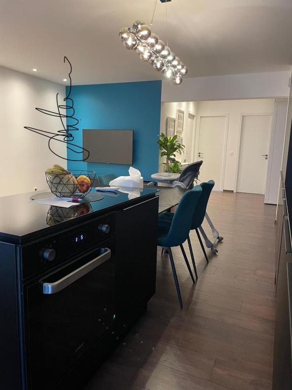 une cuisine et une salle à manger avec une table et des chaises dans l'établissement Appartement une chambre, à Cannes