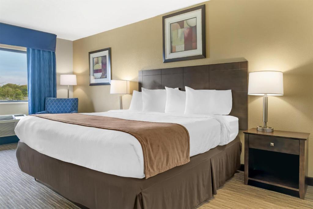 Best Western Port Huron Blue Water Bridge - King Suite With River View