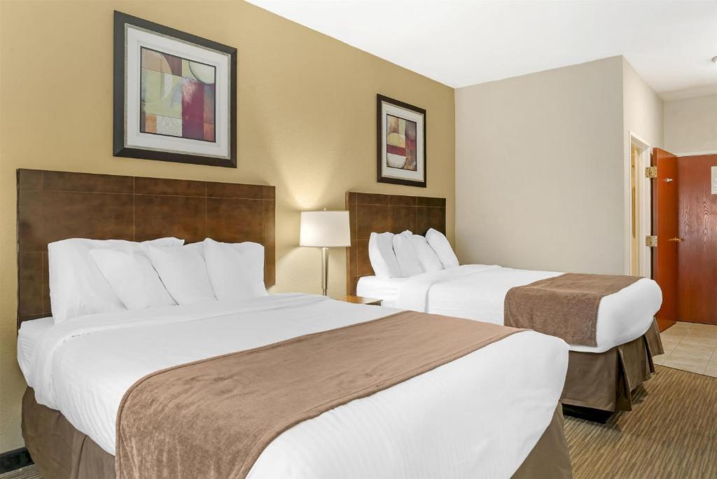 Best Western Port Huron Blue Water Bridge - Queen Room With Two Queen Beds - Non-Smoking