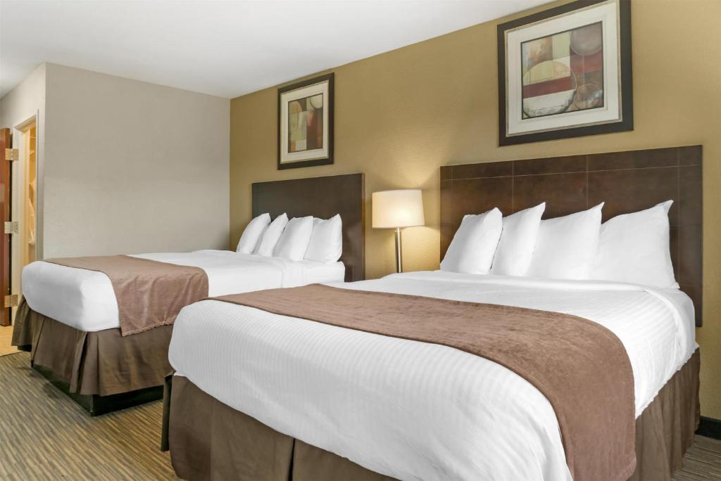 Best Western Port Huron Blue Water Bridge - Queen Room With Two Queen Beds - River View
