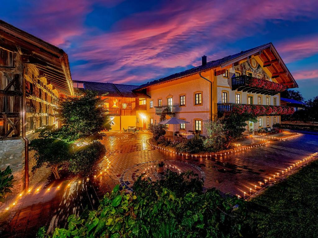 ein Gebäude mit Lichtern in einem Innenhof in der Nacht in der Unterkunft Moierhof in Gstadt am Chiemsee