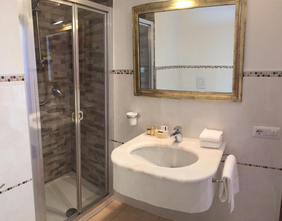Villa Charme - Habitación Doble Deluxe (2 Adultos + 1 Niño)