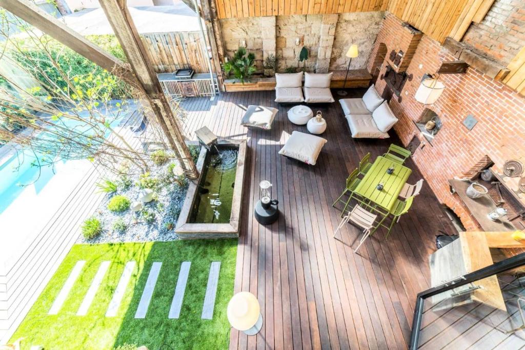  Elle comprend un salon doté d'une terrasse. dans l'établissement Gîte de France La cachette 5 épis - Gîte de France 10 personnes MAE-1313, à Brive-la-Gaillarde