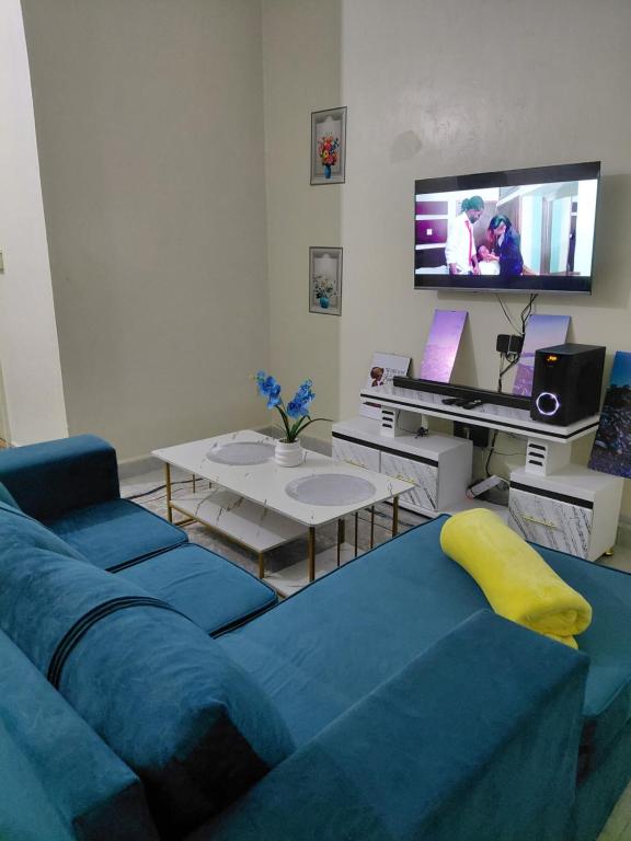 Una televisión o centro de entretenimiento en SharkEmpire