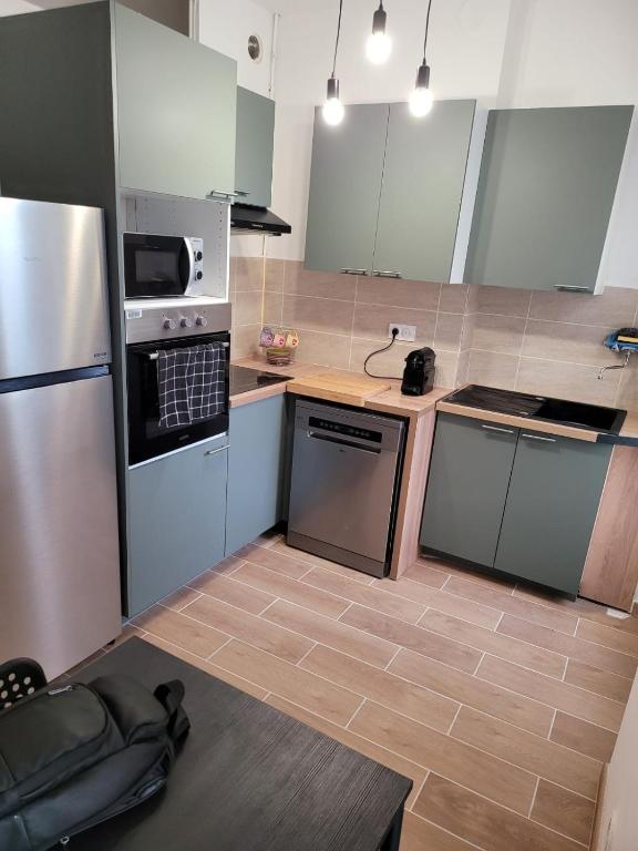 Il comprend une cuisine avec des appareils en acier inoxydable et du parquet. dans l'établissement Votre cocon marseillais 3 chambres dans le centre, à Marseille