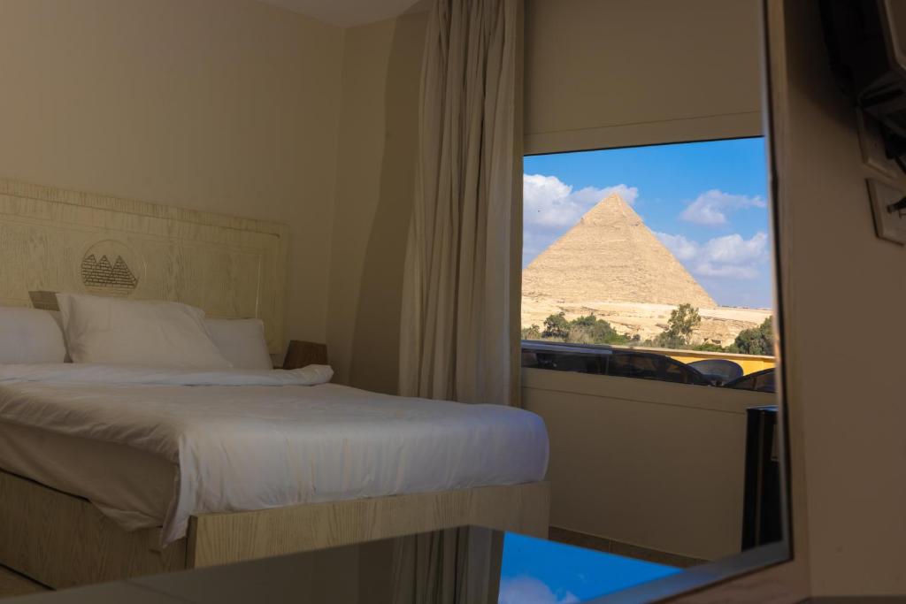 Postel nebo postele na pokoji v ubytování Pyramids Land View