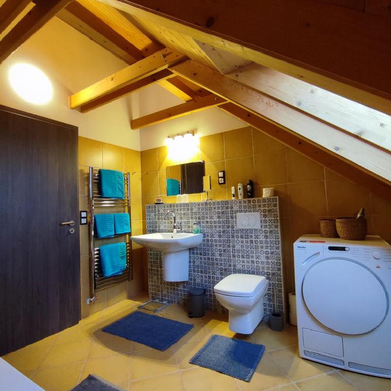 A bathroom at Ti-Tó Apartman
