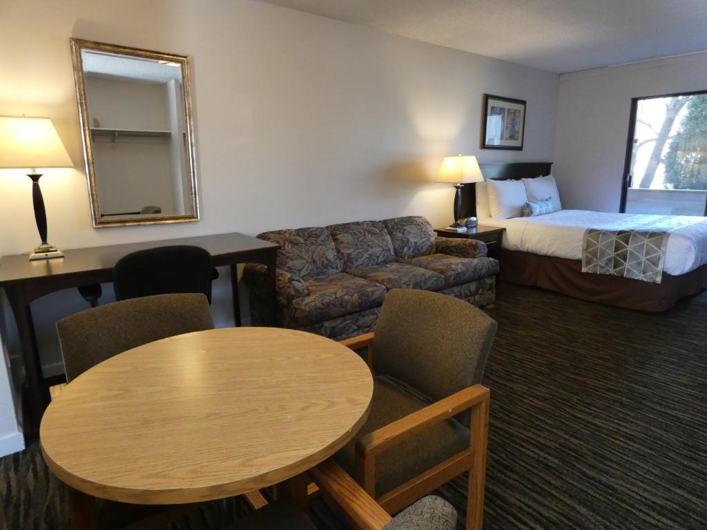 O zonă de relaxare la Recreation Inn and Suites Kelowna