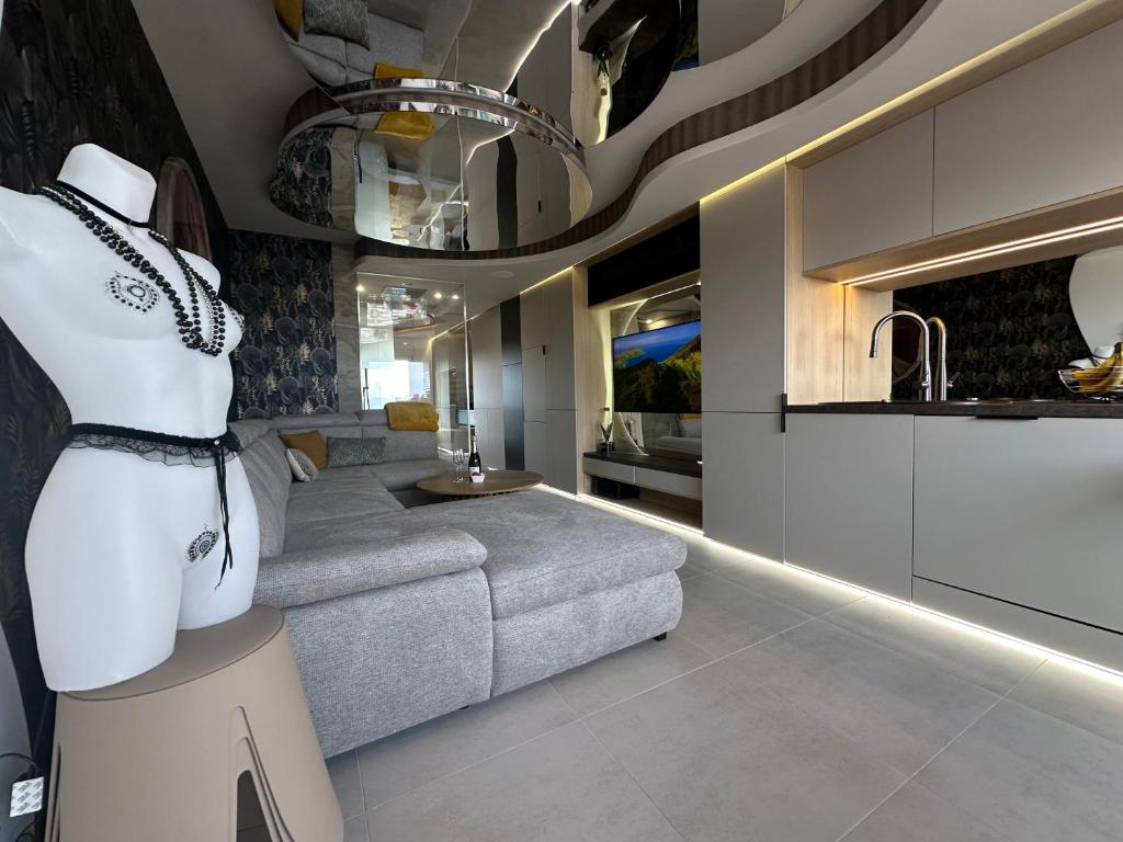 - un salon avec un canapé et un lavabo dans l'établissement Le Bb Port Nature Coursives, au Cap d'Agde