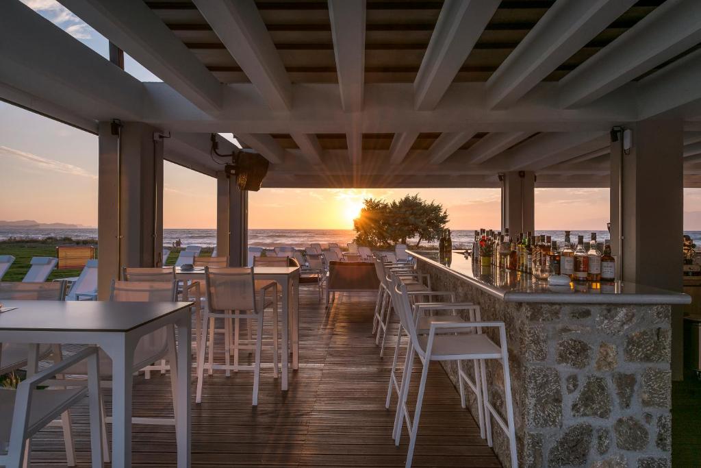 Rõdu või terrass majutusasutuses Thalassa Suites