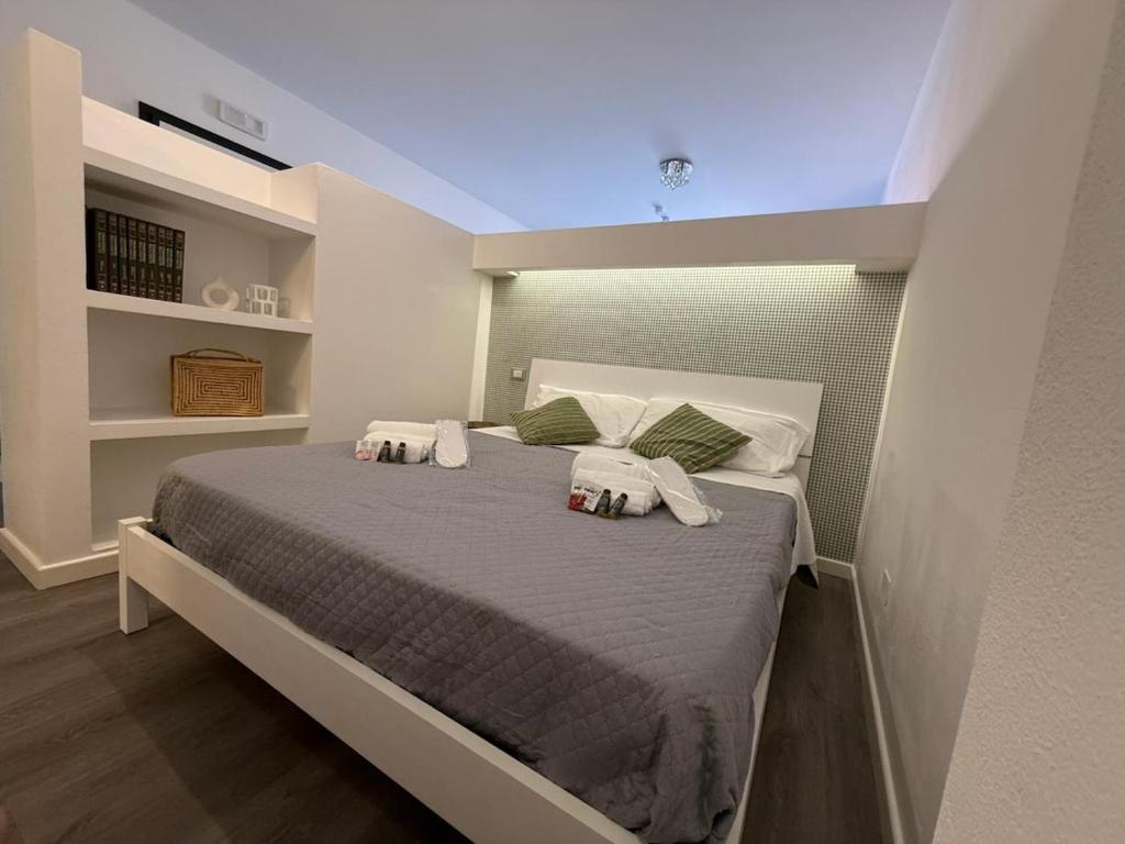 una camera da letto con un letto grande con asciugamani sopra di IL CORSO apartment a Cesena