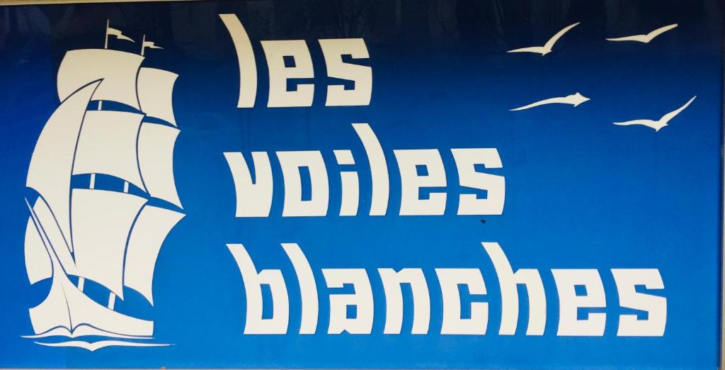 un panneau avec un voilier dans l'eau dans l'établissement La Cachette 70 et 139, à La Grande Motte