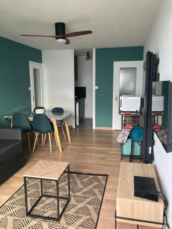 un salon avec un canapé et une table dans l'établissement Appartement 50m de la plage Saint Hilaire de Riez, à Saint-Hilaire-de-Riez
